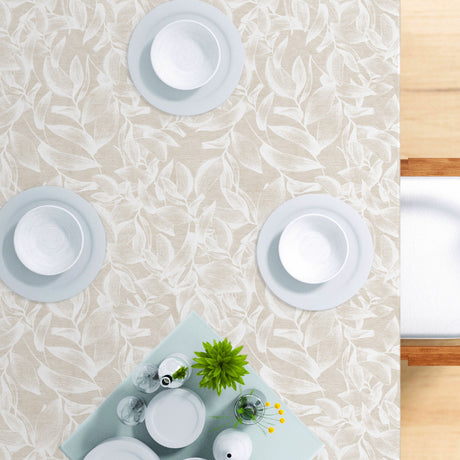 Nordfavn Cloe – Textilvaxduk med botaniskt mönster i naturvita nyanser, bord