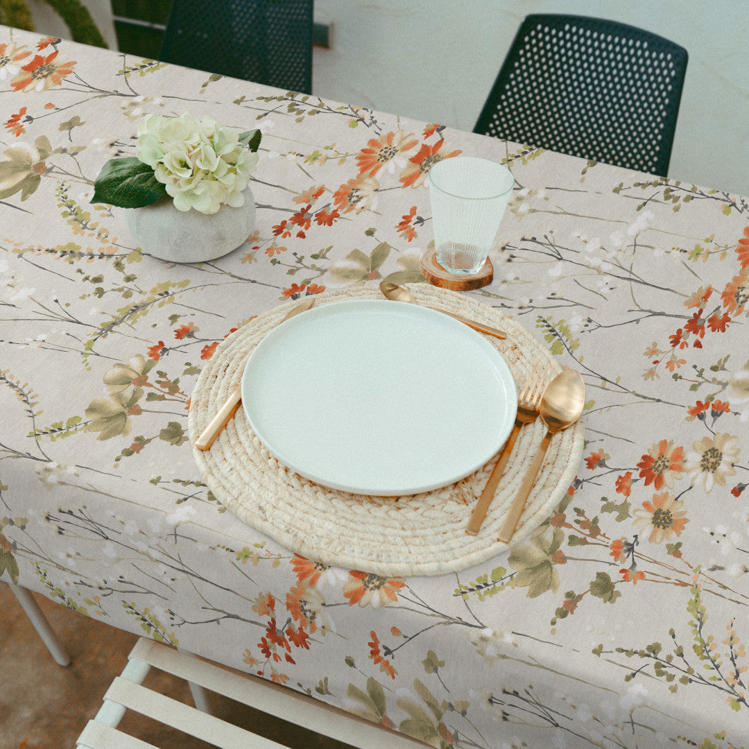 Nordfavn Cristel – Textilvaxduk med vilda blommor i höstfärger, bord