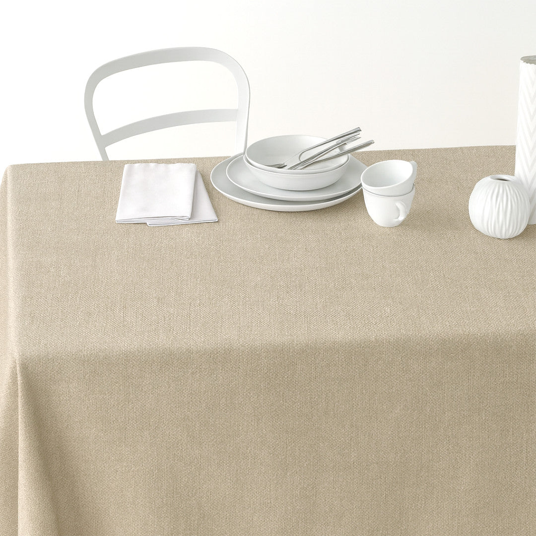 Nordfavn Dean Sandbeige – Enfärgad textilvaxduk i linnelook, på bord