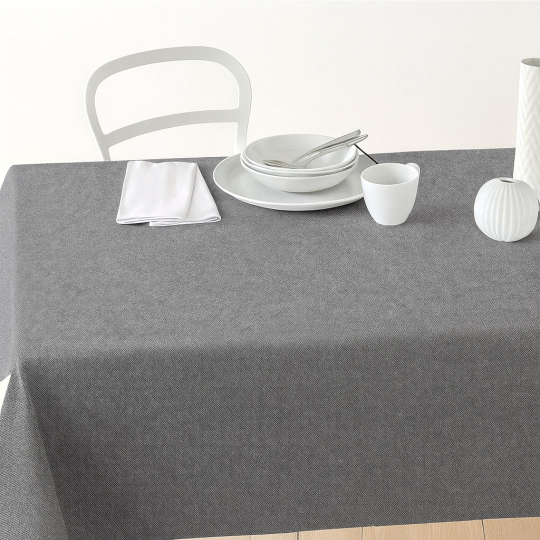 Nordfavn Dean Stengrå – Enfärgad textilvaxduk i linnelook, på bord