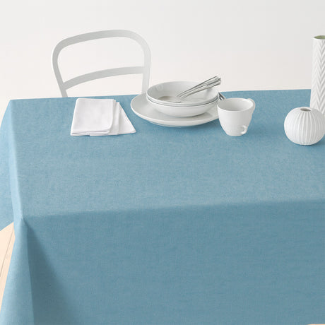 Nordfavn Dean Dämpad Blå – Enfärgad textilvaxduk i linnelook, på bord