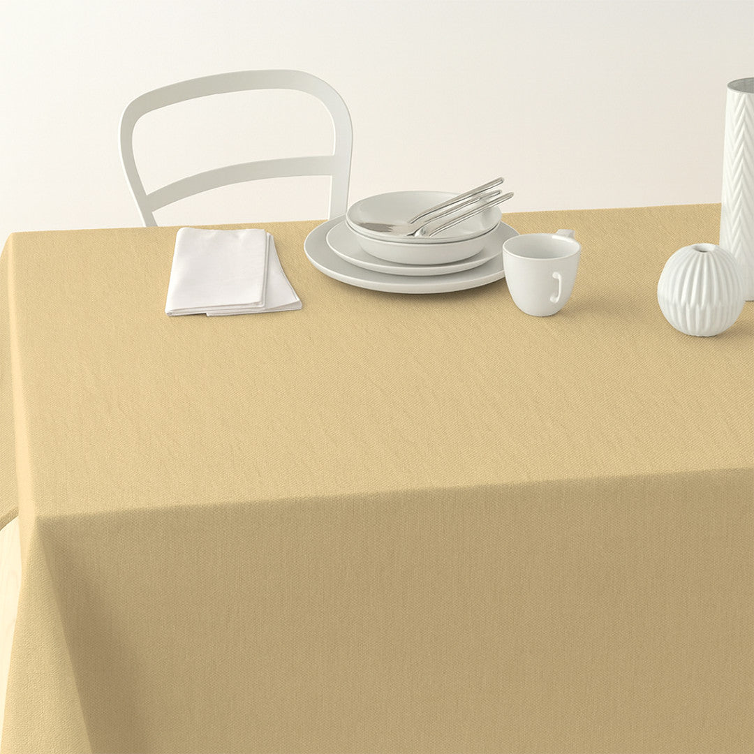 Nordfavn Dean Dämpad Ockra – Enfärgad textilvaxduk i linnelook, på bord