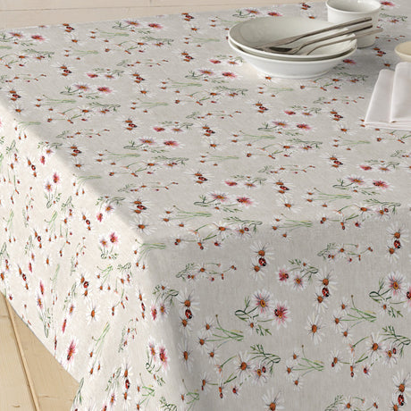 Nordfavn Fortuna – Textilvaxduk med prästkragar och nyckelpigor, bord