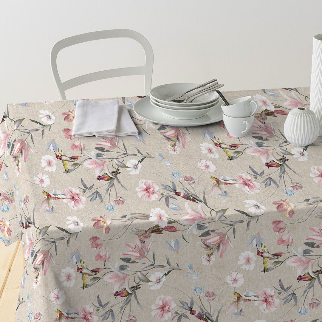 Nordfavn Life – Textilvaxduk med kolibrier och blommor på en naturfärgad bakgrund