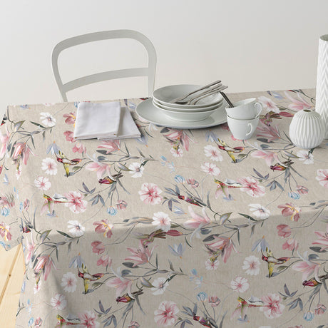 Nordfavn Life – Textilvaxduk med kolibrier och blommor på en naturfärgad bakgrund