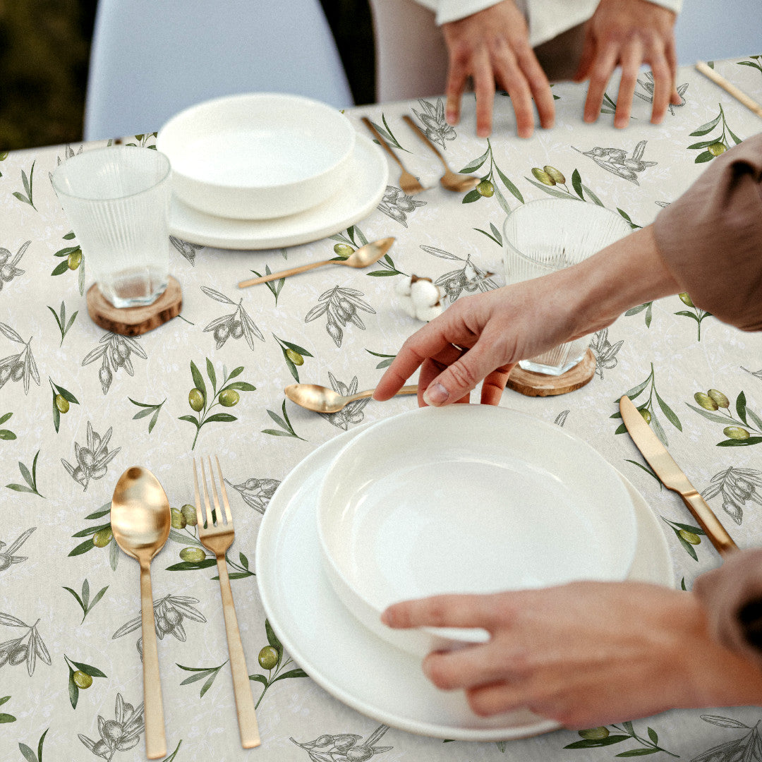 Oil – Textilvaxduk med olivkvistar i gröna nyanser, miljöbild