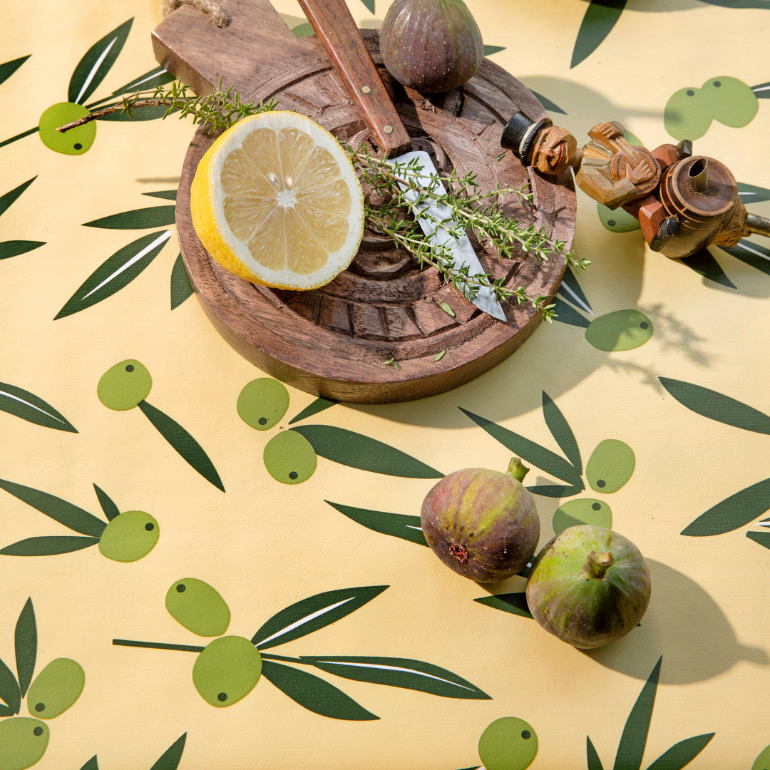 Olive It Jojoba – Captain Cook vaxduk med grafiskt olivmotiv närbild