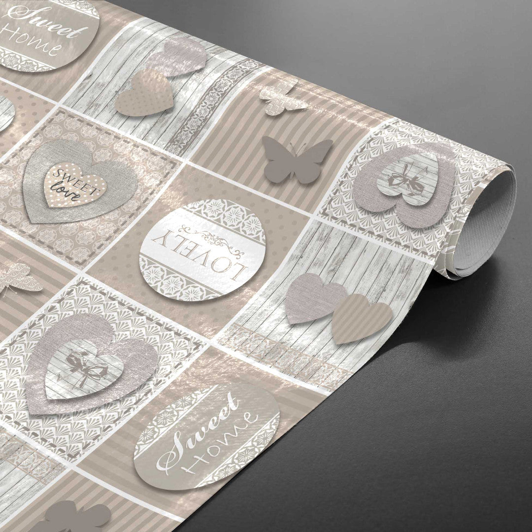 Papilys Grey - Vaxduk med hjärtan och fjärilar i mjuka naturfärger, ihoprullad