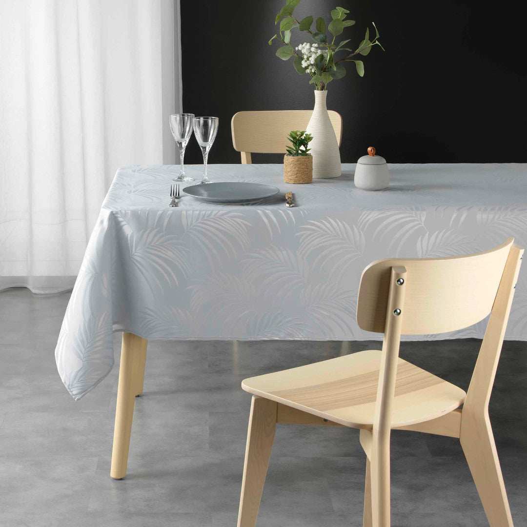Plumette Grey – Damastduk med vävt palmbladsmönster – 140 x 240 cm, miljö