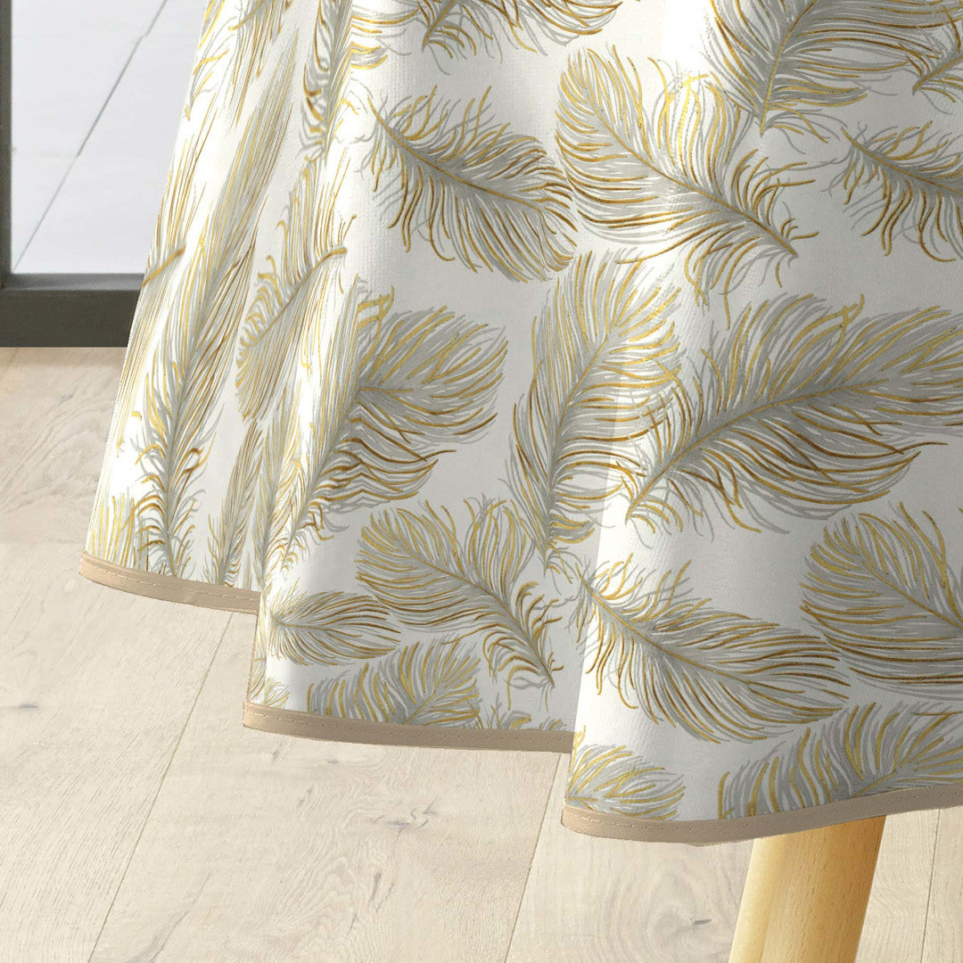 Plumina Metallic - Rund vaxduk med eleganta fjädrar i guld och grått,  Ø 155 cm, kantband