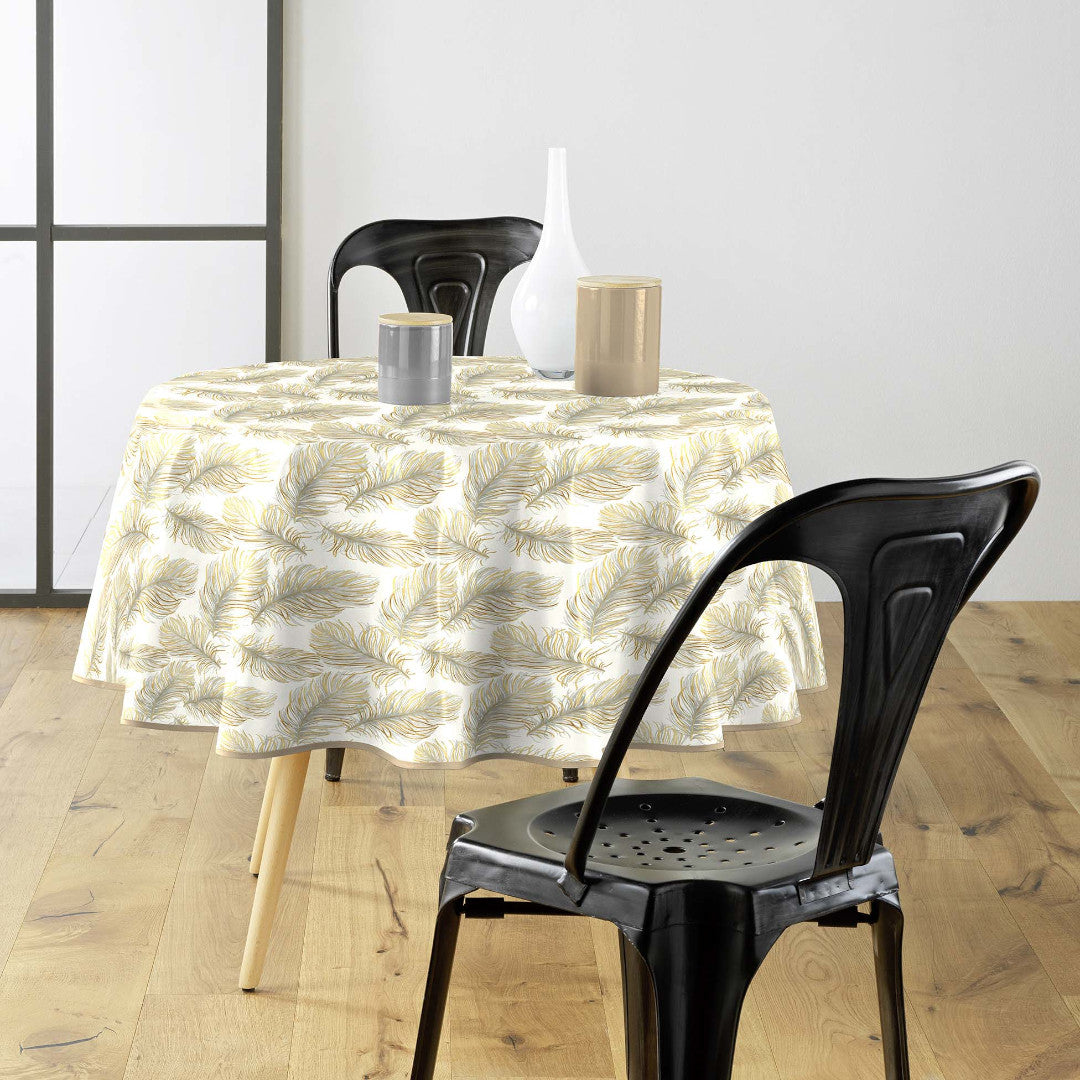Plumina Metallic - Rund vaxduk med eleganta fjädrar i guld och grått,  Ø 155 cm, miljöbild