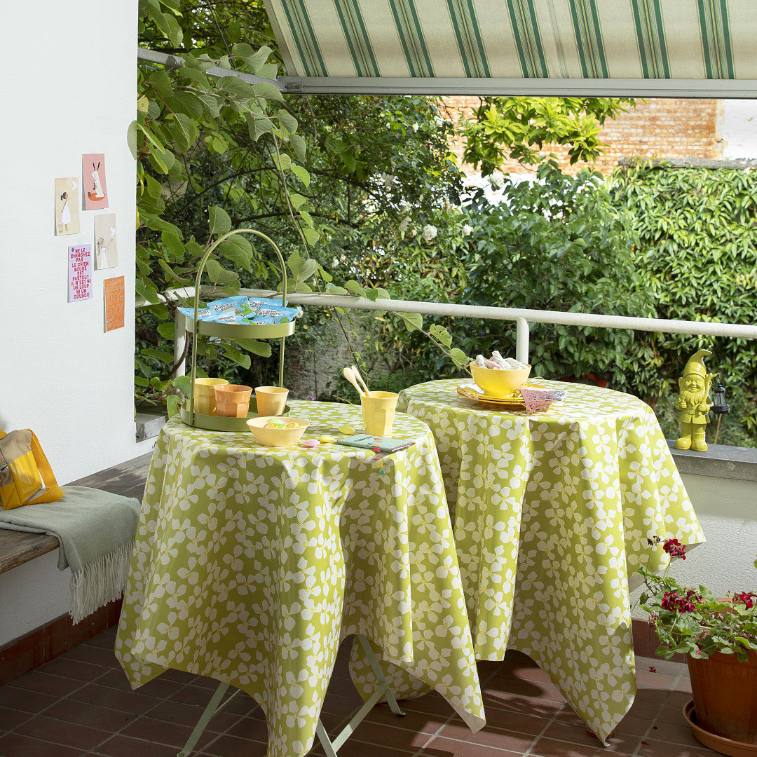 Poppy Spring Moss - Lola vaxduk med grafiskt blommönster, miljö