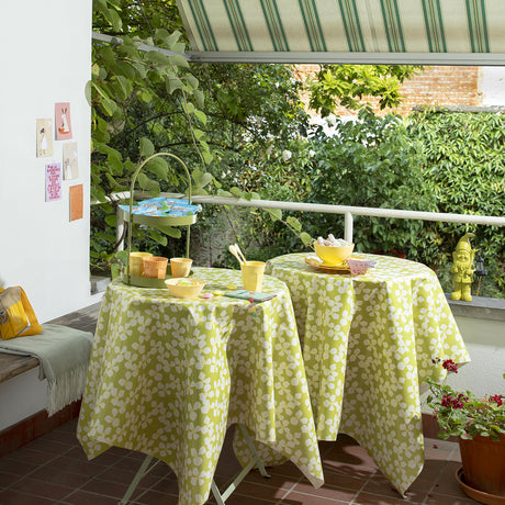 Poppy Spring Moss - Lola vaxduk med grafiskt blommönster, miljö