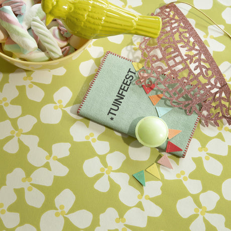 Poppy Spring Moss - Lola vaxduk med grafiskt blommönster, närbild