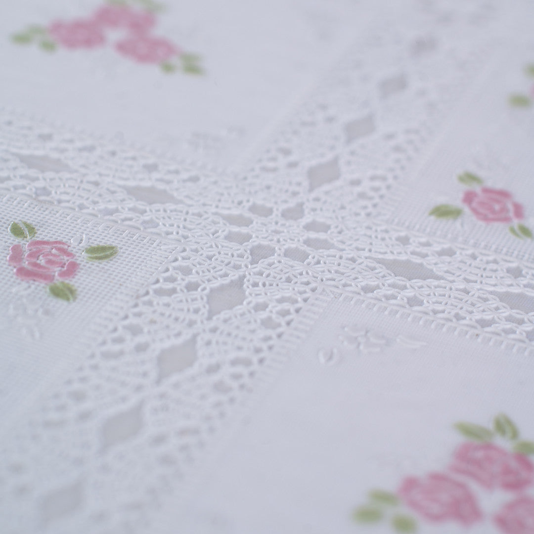 Rose Trellis – Spetsvaxduk med rosa rosrutor