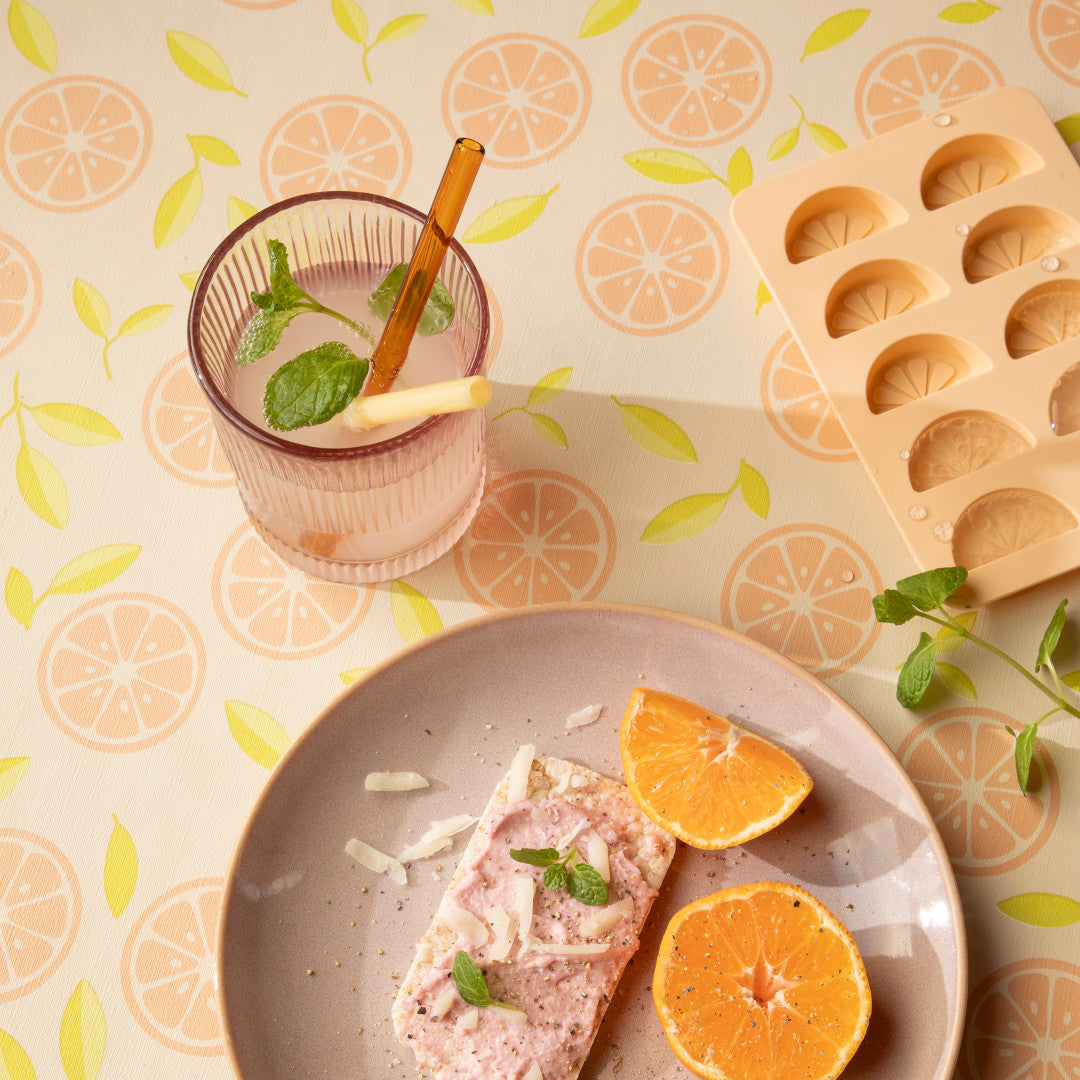 Slice Me Up Nude – Captain Cook vaxduk med grafiskt citrusmönster närbild