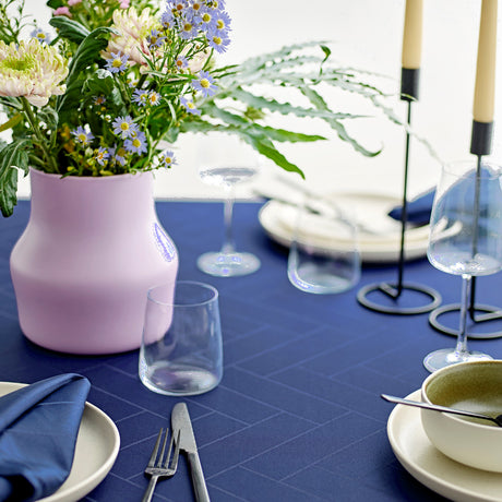 Södahl Tiles Rund Damastduk Ø 180 cm - Indigo, på bordet