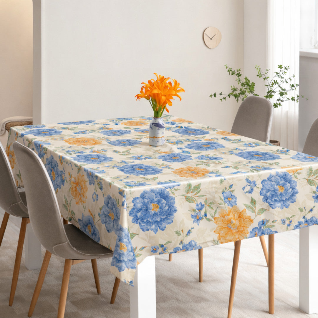 Sommarflora Beige – Vaxduk med blå och gyllene blommor, miljö