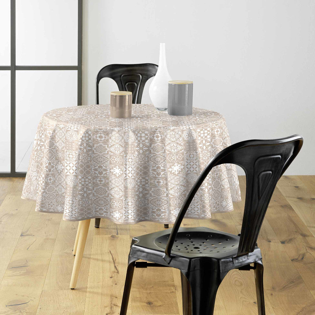Textilia Carella – Rund vaxduk med klassiskt kakelmönster i beige, Ø 155 cm, miljöbild