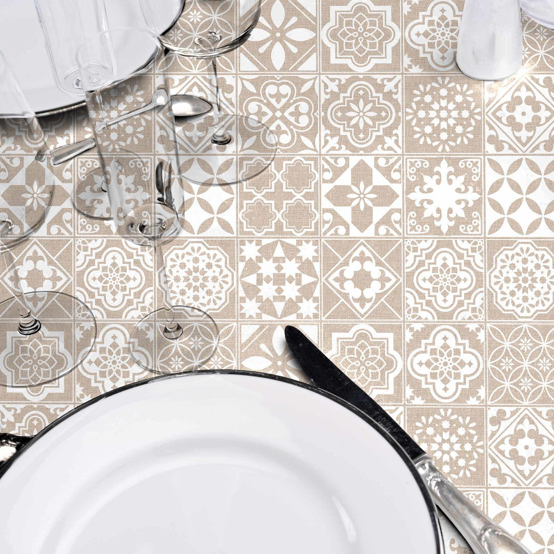 Textilia Carella – Rund vaxduk med klassiskt kakelmönster i beige,  Ø 155 cm, närbild