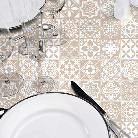 Textilia Carella – Rund vaxduk med klassiskt kakelmönster i beige,  Ø 155 cm, närbild