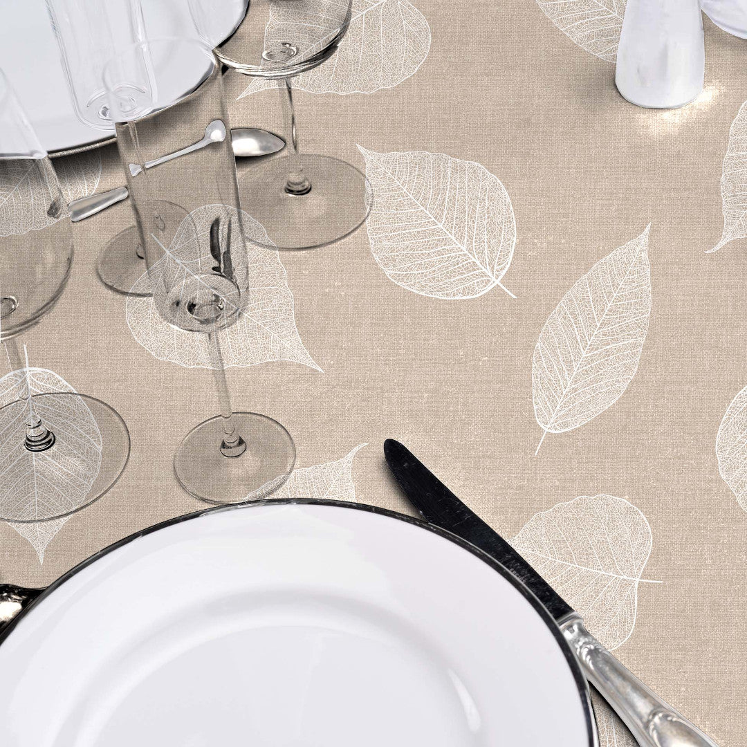 Textilia Feuillys - Rund vaxduk i linnelook med vita streckblad,  Ø 155 cm, närbild