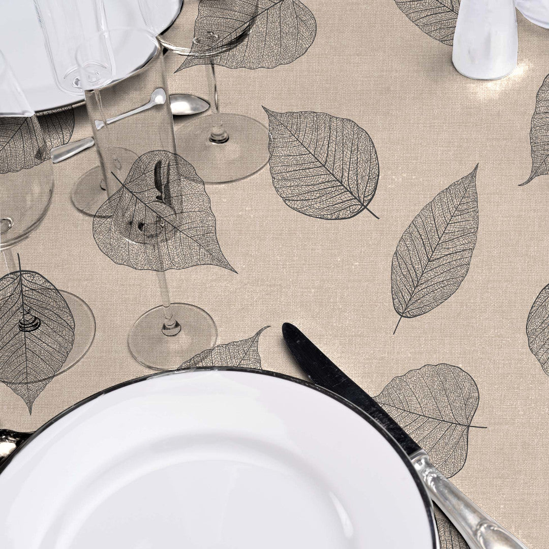 Textilia Feuillys – Rund vaxduk i linnelook med svarta streckblad,  Ø 155 cm, närbild