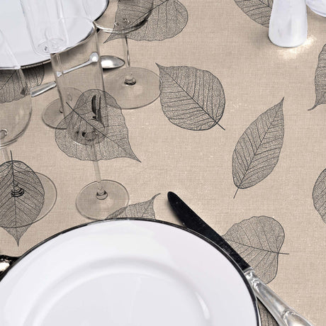 Textilia Feuillys – Rund vaxduk i linnelook med svarta streckblad,  Ø 155 cm, närbild