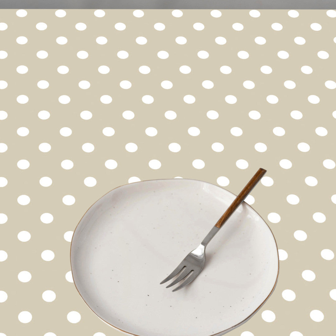 Top Dots Beige – Ljusbeige vaxduk med vita prickar, miljöbild