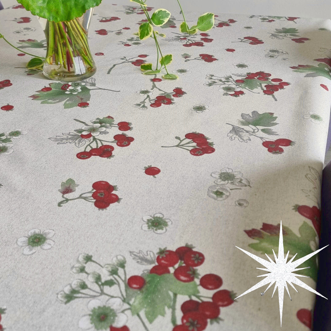 Akene Röd - Vacker textilvaxduk med bär och lurex, 150 cm bred