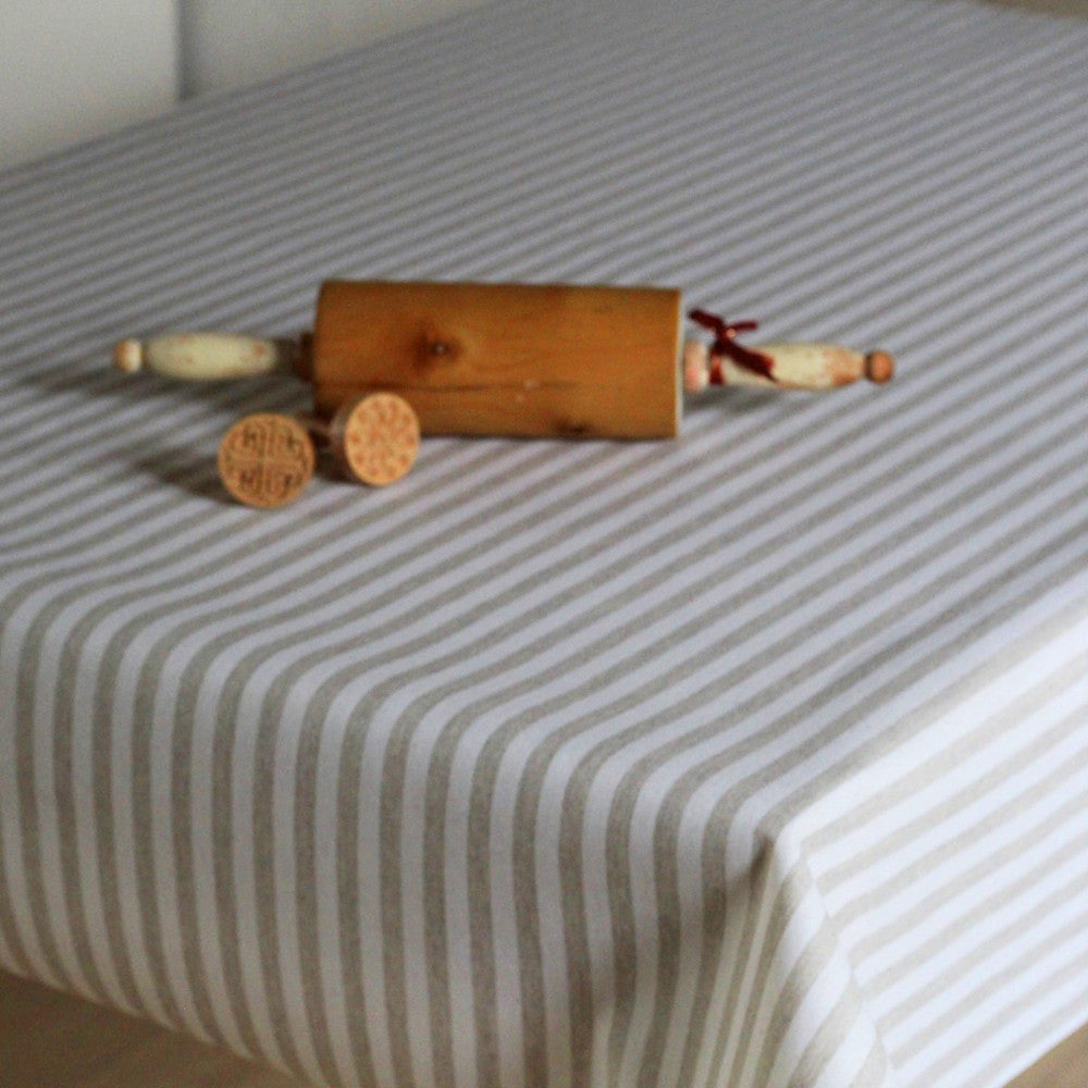 Textilvaxduk i linnelook med randigt i ljus beige