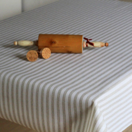 Textilvaxduk i linnelook med randigt i ljus beige