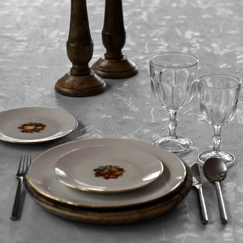 Lorrain grå, jacquardvävd textilvaxduk, 180 cm bred