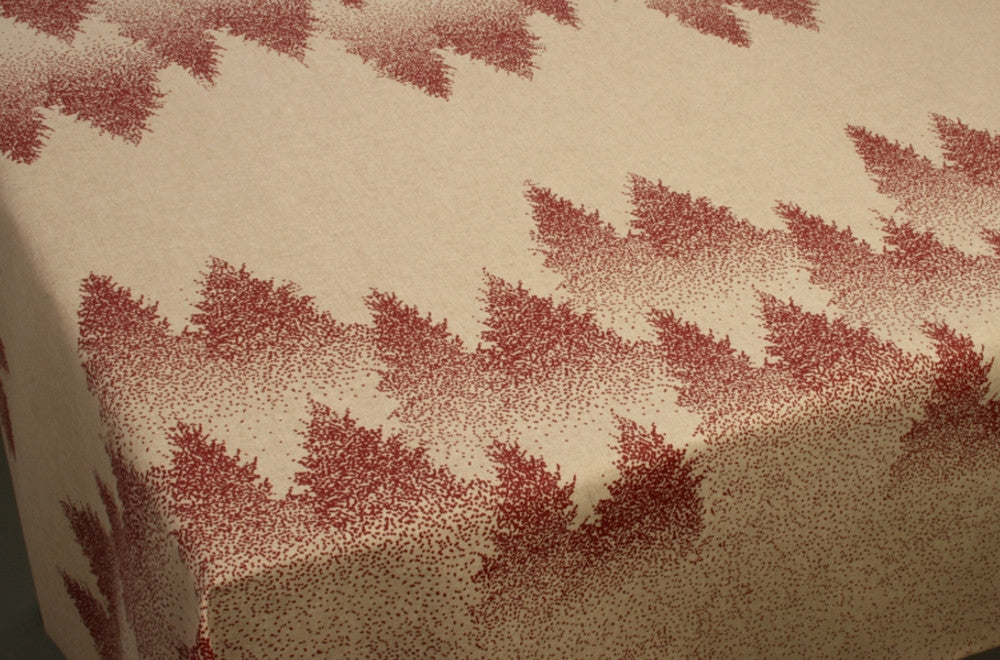 Textilvaxduk med röda siluett granar och beige bas