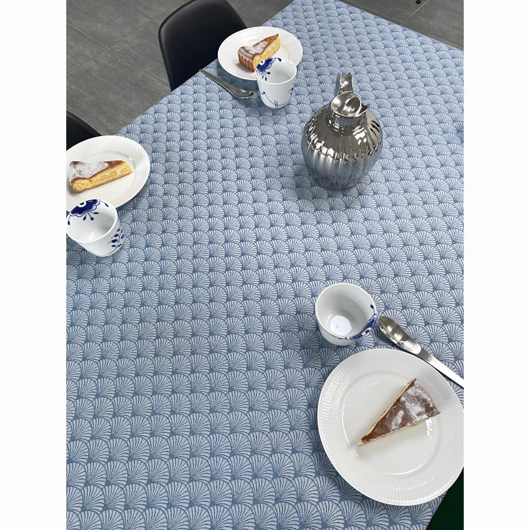 Amigoni Dusty Blue - Jacquardvävd textilvaxduk med diskret solfjädersmönster