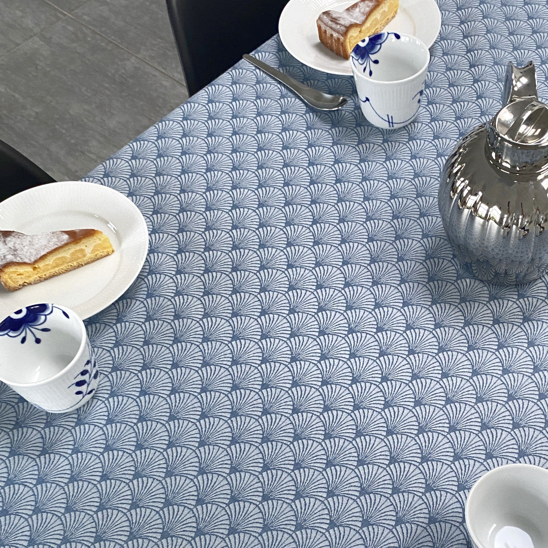 Amigoni Dusty Blue - Jacquardvävd textilvaxduk med diskret solfjädersmönster