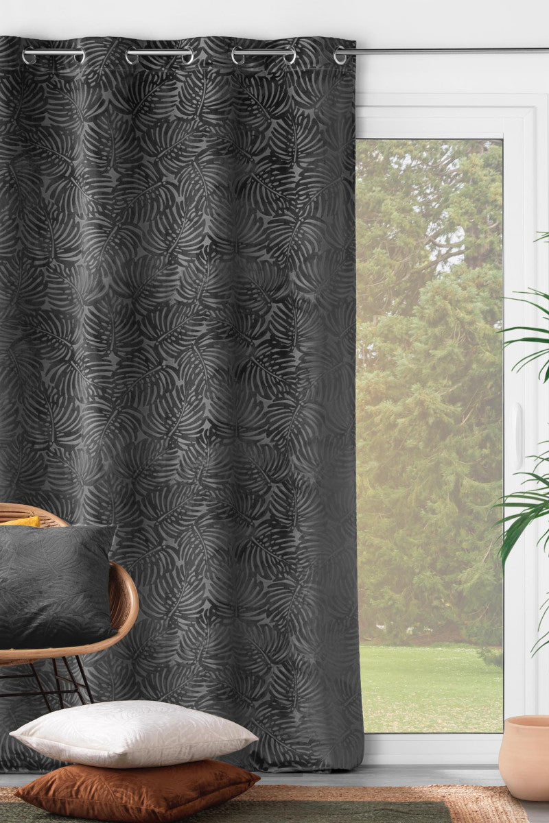 Analia Präglad Velour Antracit – Mörkläggningsgardin 140 x 240 cm, interiör