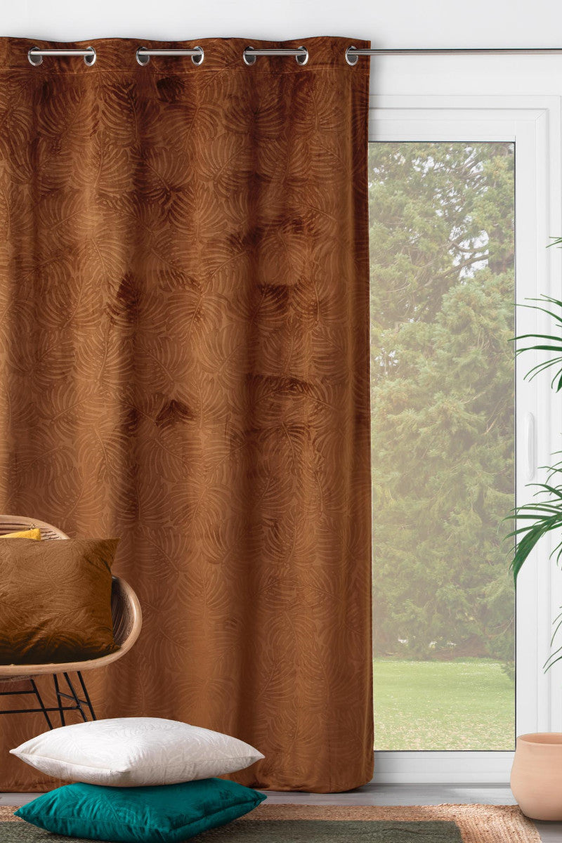 Analia Präglad Velour Brun – Mörkläggningsgardin 140 x 240 cm, interiörbild