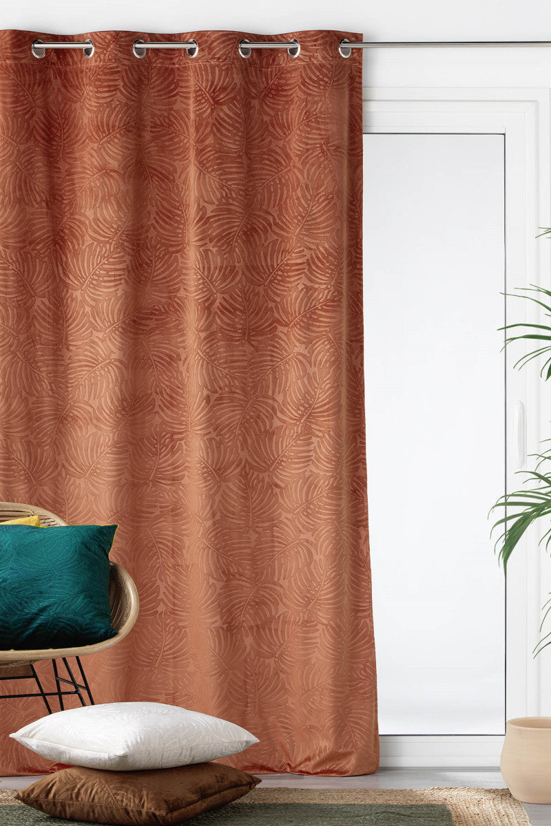 Analia Präglad Velour Terrakotta Orange – Mörkläggningsgardin 140 x 240 cm, interiörbild