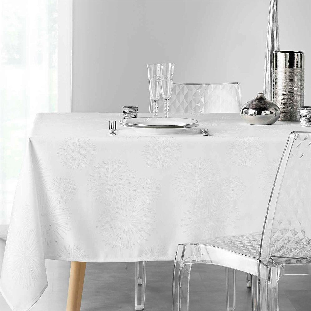 Artifice White/Silver - Jacquardvävd damastduk med fläckavvisande behandling - 140 x 240 cm, miljö
