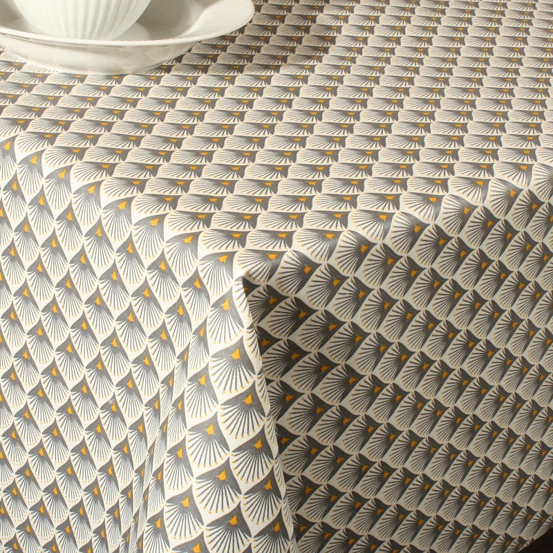 Baker Taupe – Textilvaxduk med grafiskt mönster