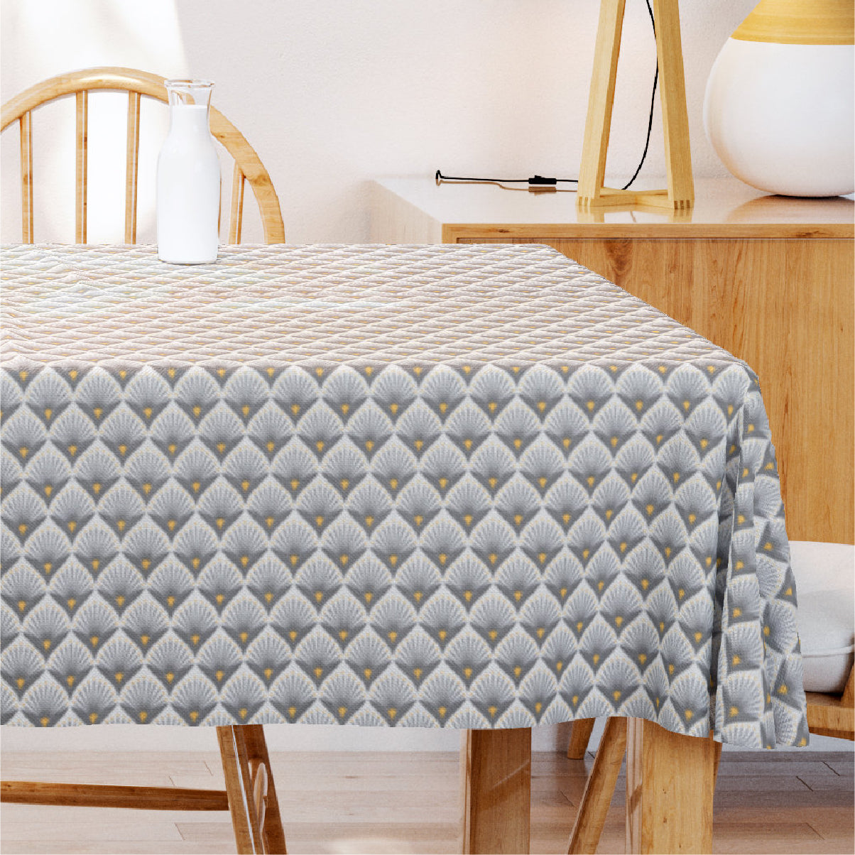 Baker Taupe – Textilvaxduk med grafiskt mönster