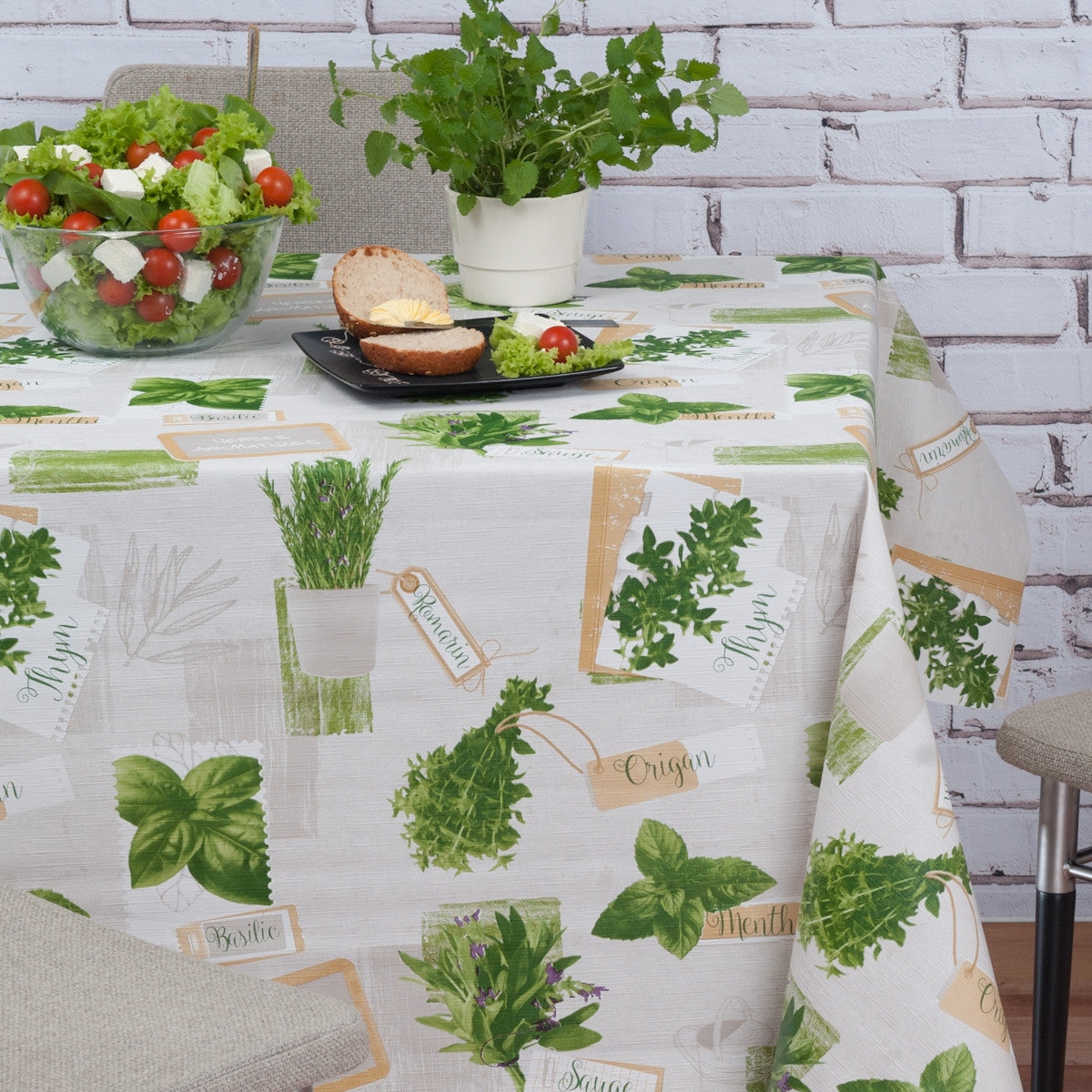 På bordet Basilika Ljusgrå, vaxduk med örter och lätt präglad yta