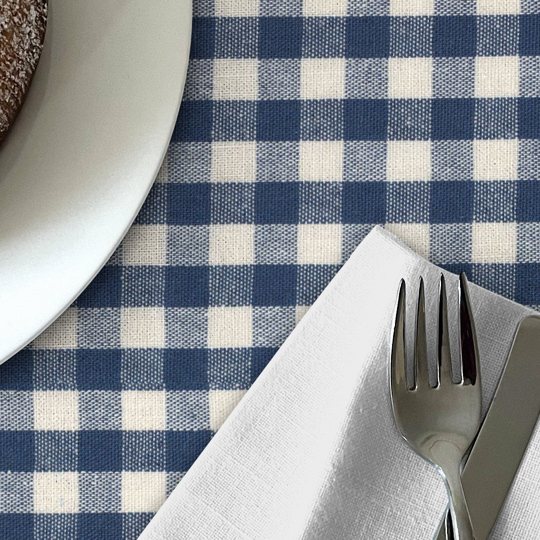 Blå Nordisk Rutig - Textilvaxduk i rustik linne-look på bordet