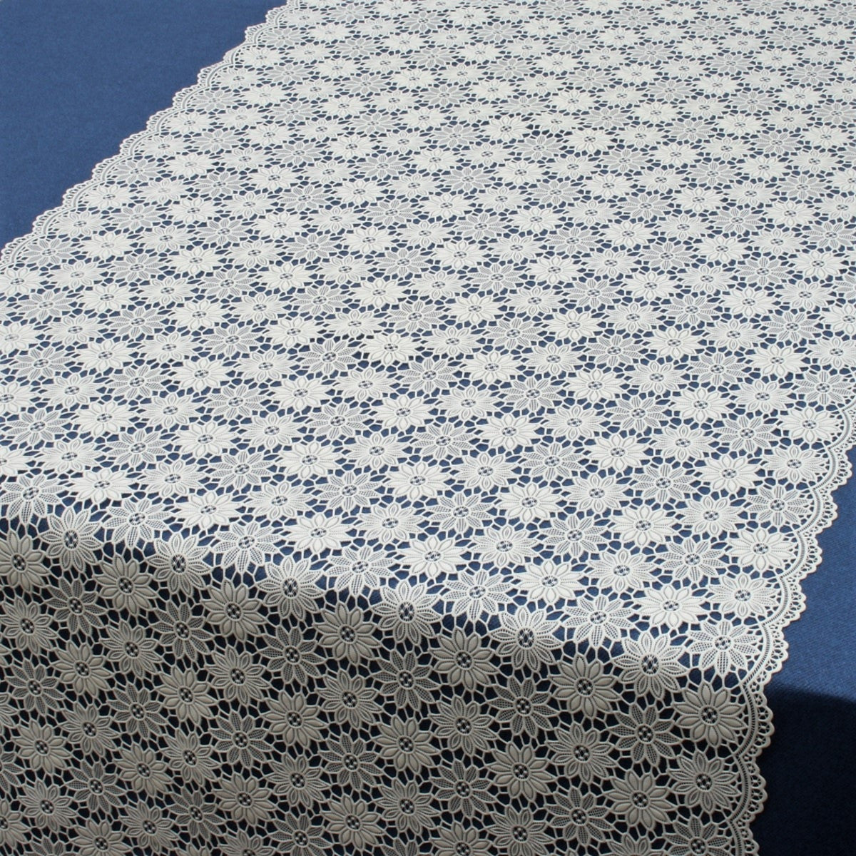 Bordslöpare – Spetsduk med små blommor, vit