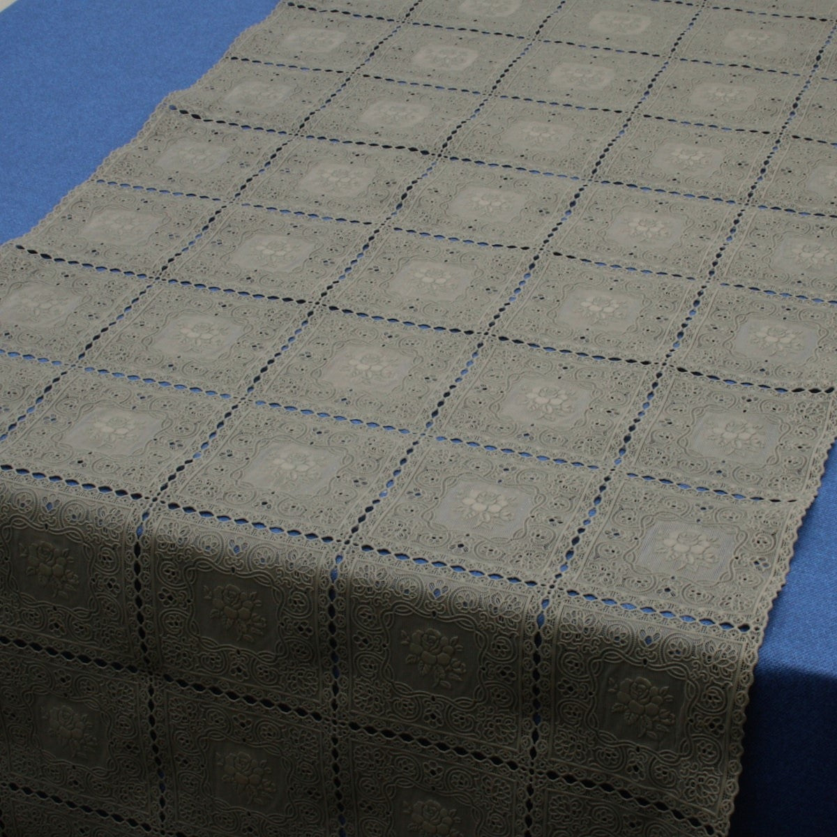 Bordslöpare – Spetsduk med rosor i rutor, antracit