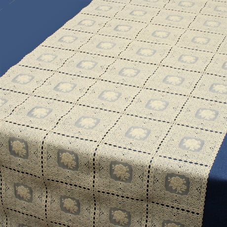 Bordslöpare – Spetsduk med rosor i rutor, beige