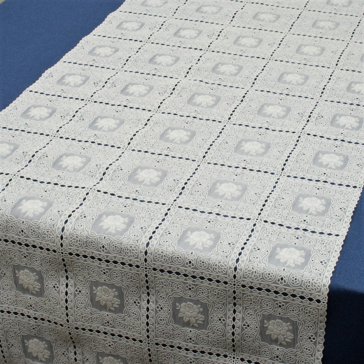 Bordslöpare – Spetsduk med rosor i rutor, vit