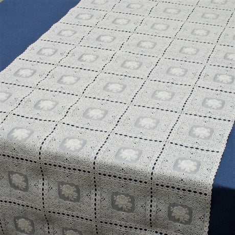 Bordslöpare – Spetsduk med rosor i rutor, vit