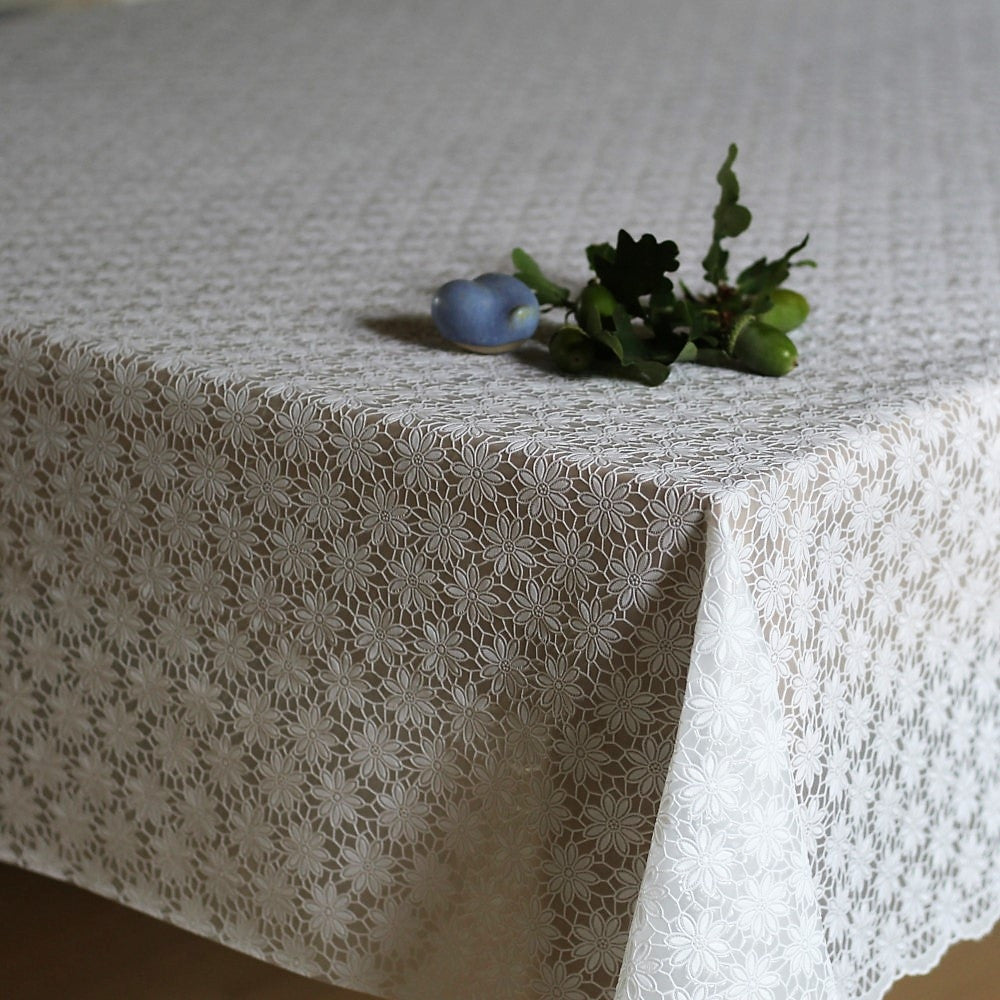 Daisy Lace – Vit spetsvaxduk med små blommor